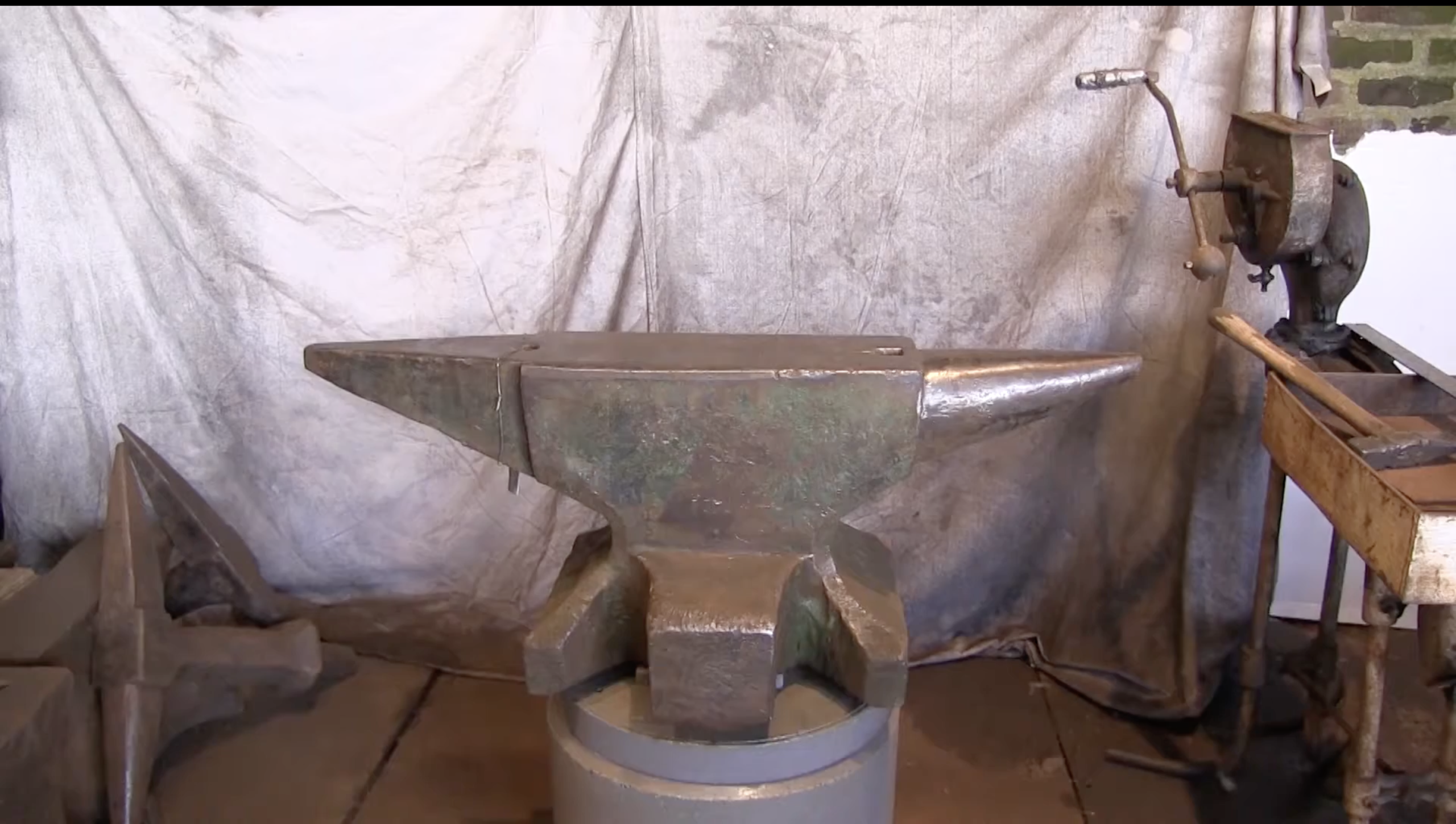 592 lb German Industrial Anvil